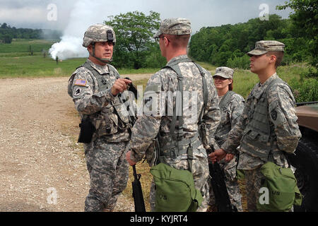 Il comando Sgt. Il Mag. Thomas Chumley parla con i soldati del 103 Battaglione chimico durante un esercizio di formazione presso il Camp Atterbury, Ind., 18 giugno 2014. (Foto di Staff Sgt. Adam Rients) Foto Stock