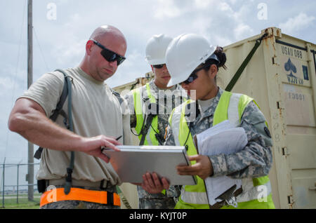 Sgt. Claribel Feliciano Lopez, cantiere boss per gli Stati Uniti Dell'esercito 688th rapida apertura porta elemento, segni un manifesto per il trasporto di merci da Staff Sgt. Kevin Freese, una antenna porter per il Kentucky Air National Guard 123della risposta di emergenza gruppo, prima che il carico venga spedito a un'area di staging chiamato nodo di avanzamento durante la Capstone '14, una patria terremoto-esercizio di risposta a Fort Campbell, Ky., il 18 giugno 2014. La 123CRG si unisce con il 688th RPOE per azionare un compito comune Force-Port qui apertura da Giugno 16-19, 2014. (U.S. Air National Guard foto di Master Sgt. Phil Speck) Foto Stock