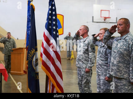 (Nella foto da sinistra a destra) Command Sgt. Il Mag. Jeffrey McCrystal di Harrodsburg Ky., Lt. Col. David Reed di Firenze, Ky., e il comando Sgt. Il Mag. William Cox di Campbellsville, Ky. Salutate lo stato e le bandiere nazionali in Harrodsburg Ky. Il 21 giugno 2014. Nel corso di una breve cerimonia nel pomeriggio, il Harrodsburg-base 103 Vigili del battaglione di supporto ha segnato il passaggio del 103rd Senior Leadership arruolato dazi da Cox a McCrystal. (Foto di U.S. Army Sgt. Paul Evans) Foto Stock