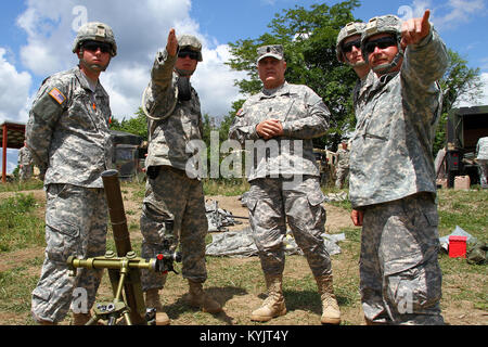 Stato comando Sgt. Il Mag. Thomas Chumley parla con i soldati del primo battaglione di fanteria 149durante l'unità di addestramento annuale presso il Camp Atterbury, Ind. Luglio 16, 2014. (U.S. Esercito nazionale Guard photo by Staff Sgt. Scott Raymond) Foto Stock