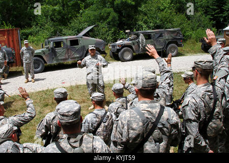 Stato comando Sgt. Il Mag. Thomas Chumley parla con i soldati del primo battaglione di fanteria 149durante l'unità di addestramento annuale presso il Camp Atterbury, Ind. Luglio 16, 2014. (U.S. Esercito nazionale Guard photo by Staff Sgt. Scott Raymond) Foto Stock