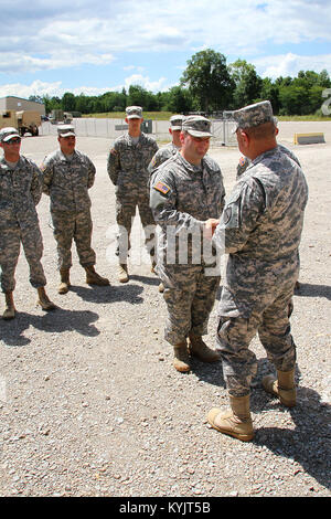 Stato comando Sgt. Il Mag. Thomas Chumley parla con i soldati del primo battaglione di fanteria 149durante l'unità di addestramento annuale presso il Camp Atterbury, Ind. Luglio 16, 2014. (U.S. Esercito nazionale Guard photo by Staff Sgt. Scott Raymond) Foto Stock