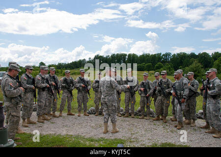 Stato comando Sgt. Il Mag. Thomas Chumley parla con i soldati del primo battaglione di fanteria 149durante l'unità di addestramento annuale presso il Camp Atterbury, Ind. Luglio 16, 2014. (U.S. Esercito nazionale Guard photo by Staff Sgt. Scott Raymond) Foto Stock