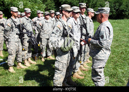 Stato comando Sgt. Il Mag. Thomas Chumley parla con i soldati del primo battaglione di fanteria 149durante l'unità di addestramento annuale presso il Camp Atterbury, Ind. Luglio 16, 2014. (U.S. Esercito nazionale Guard photo by Staff Sgt. Scott Raymond) Foto Stock