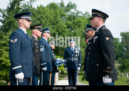 Una joint-servizio di guardia di colore Team composto del Kentucky aria Esercito e Guardia Nazionale membri presenta i colori a Francoforte il cimitero di Francoforte, Ky., il 5 agosto 2014, pur essendo videoregistrate dalla CBS Sports per uno spot televisivo. Lo spot è stato trasmesso durante la connessione della rete a copertura nazionale di Professional Golfers' Association of America campionato al Valhalla Golf Club a Louisville, KY., Agosto 4-10. (U.S. Air National Guard foto di Master Sgt. Phil Speck) Foto Stock