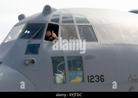 Air Force Lt. Col. Charles Hans, un comandante con il Kentucky Air National Guard's 123Airlift Wing, comunica con gli equipaggi di terra dal cockpit del suo C-130 Hercules aeromobile dopo essere rientrato da una missione di airdrop nella regione del Mar Baltico sul Sett. 8, 2014, durante l'operazione di giunzione Saber. La 123hanno partecipato all'esercizio di formazione insieme ad altri cinque Aria Unità di Protezione e di truppe provenienti da 17 paesi della NATO. (U.S. Air National Guard Photo da 2 Lt. James W. Killen) Foto Stock