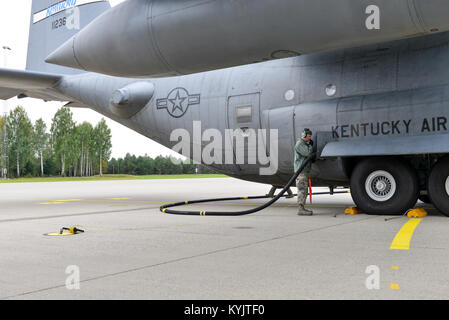 Stati Uniti Air Force Master Sgt. Greg Howard, un capo equipaggio dal Kentucky Air National Guard di manutenzione 123ª Squadriglia refuels un C-130H aeromobile prima di decollare sett. 23, 2014, a Gardermoen militare stazione aria a Oslo, Norvegia. Howard e gli avieri dal Kentucky Aria della Guardia 123Airlift Wing fornito supporto airlift all'ottantaduesima Divisione Aerotrasportata durante il funzionamento nobile Ledger. (U.S. Air National Guard foto di Master Sgt. Charles Delano) Foto Stock