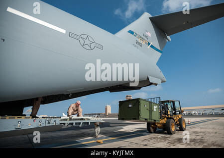 I facchini dell'antenna dal Kentucky Air National Guard 123della risposta di emergenza gruppo off-carico dell'unità di ingranaggio a Mississippi Air National Guard C-17 Globemaster III a Léopold Sédar Senghor International Airport di Dakar in Senegal, Ottobre 4, 2014, a sostegno di operazioni di assistenza unita. Più di 70 Kentucky avieri è arrivato con la marcia di alzarsi un Intermedio Base di sosta in aeroporto che imbuto di rifornimenti umanitari e apparecchiature in Africa occidentale come parte dello sforzo internazionale per la lotta contro il virus di Ebola. (U.S. Air National Guard foto di magg. Dale Greer) Foto Stock