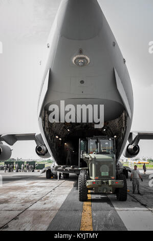 I facchini dell'antenna dal Kentucky aria Guardâs nazionale 123risposta di emergenza gruppo off-load l'ingranaggio unitâs dal Mississippi Air National Guard C-17 Globemaster III in LÃ©opold SÃ©dar Senghor International Airport di Dakar in Senegal, Ottobre 4, 2014, a sostegno di operazioni di assistenza unita. Più di 70 Kentucky avieri è arrivato con la marcia di alzarsi un Intermedio Base di sosta in aeroporto che imbuto di rifornimenti umanitari e apparecchiature in Africa occidentale come parte dello sforzo internazionale per la lotta contro il virus di Ebola. (U.S. Air National Guard foto di magg. Dale Greer) Foto Stock