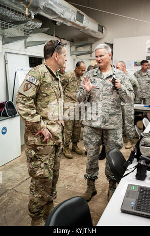 Air Force Col. David Mounkes (a destra), un Kentucky aria Guardsman nazionale e comandante della Joint Task apertura Force-Port Senegal, discute il gruppo nella sua missione con Marina Vice Adm. Mark D. Harnitchek, direttore della difesa Agenzia di logistica, all'interno della JTF-PO Centro operativo comune a Léopold Sédar Senghor International Airport di Dakar in Senegal, Ottobre 10, 2104. La JTF-PO, uno sforzo congiunto tra il Kentucky Aria della Guardia 123contingenza Gruppo di risposta e gli Stati Uniti Dell'esercito 689th rapida apertura porta elemento, è umanitaria riversando le forniture e le attrezzature in Africa occidentale come parte di unità di funzionamento Foto Stock