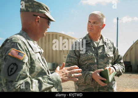 Stati Uniti Esercito Brig. Gen. Frank W. Tate (sinistra), vice comandante generale del supporto per intervento di assistenza unita, parla con gli Stati Uniti Air Force Col. David Mounkes, comandante della Joint Task apertura Force-Port Senegal, circa JTF-PO operazioni a Léopold Sédar Senghor International Airport di Dakar in Senegal, Ottobre 31, 2014. La JTF-PO, gestito da più di 70 membri del Kentucky Air National Guard 123della risposta di emergenza Gruppo, riversando è di rifornimenti umanitari e il supporto militare in Africa occidentale come parte dell'U.S. Agenzia per lo Sviluppo Internazionale-led, tutta di sforzo del governo per Foto Stock