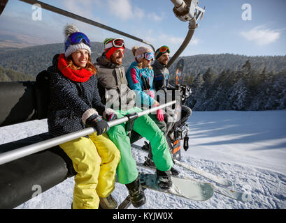 Gruppo sciatori in montagna in sci lift su terreno di sci Foto Stock