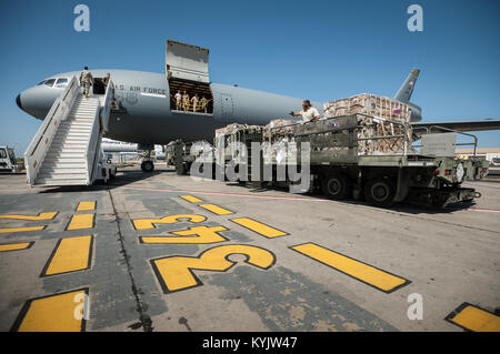 I facchini dell'antenna dal Kentucky Air National Guard 123della risposta di emergenza gruppo umanitario offload del carico da un U.S. Air Force KC-10 aeromobili a Léopold Sédar Senghor International Airport di Dakar in Senegal, nov. 12, 2014. Il Kentucky aviatori andrà di scena il carico in Senegal prima di trasbordo di U.S. Air Force C-130J di aeromobili per la erogazione in Monrovia, Liberia, a sostegno di operazioni di assistenza unita, U.S. Agenzia per lo Sviluppo Internazionale-led, tutta di sforzo del governo per contenere il virus Ebola epidemia in Africa occidentale. (U.S. Air National Guard foto di magg. Dale Greer Foto Stock