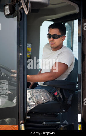 Stati Uniti Air Force Airman 1. Classe Randy Kirkland, una antenna porter del Kentucky Air National Guard 123della risposta di emergenza gruppo, utilizza un all-terrain carrello elevatore a forche per pallet offload di aiuti umanitari da un Halverson la movimentazione del carico veicolo a Léopold Sédar Senghor International Airport di Dakar in Senegal, nov. 12, 2014. Il carico sarà di scena in Senegal prima di essere transloaded NEGLI STATI UNITI. Air Force C-130J di aeromobili per la erogazione in Monrovia, Liberia, a sostegno di operazioni di assistenza unita, U.S. Agenzia per lo Sviluppo Internazionale-led, tutta di sforzo del governo per contenere il virus di Ebola Foto Stock