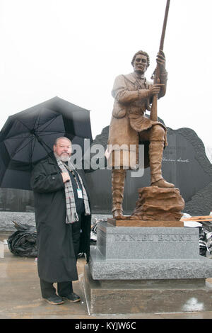 John Trowbridge, presidente per il Kentucky Guardia Nazionale Memorial Fund, si distingue per la statua in bronzo di Daniel Boone a Boone Guardia Nazionale nel centro di Francoforte, Ken., Dicembre 5, 2014. Boone è stata scelta dalla Commissione come una caratteristica importante per un memoriale essendo dedicato ai caduti del Kentucky i membri del servizio. (U.S. Esercito nazionale Guard foto di Sgt. Cody Stagner) Foto Stock