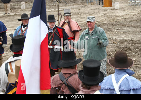 Il Mag. Gen. Edward W. Tonini parla ai membri della seconda Kentucky rievocazione della milizia gruppo durante il duecentesimo anniversario della battaglia di New Orleans in Chalmette, La., Gen 9, 2015. (U.S. Esercito nazionale Guard photo by Staff Sgt. Scott Raymond) Foto Stock