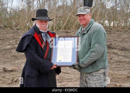 Il Mag. Gen. Edward W. Tonini presenta William fogli con un annuncio durante il duecentesimo anniversario della battaglia di New Orleans in Chalmette, La., Gen 9, 2015. (U.S. Esercito nazionale Guard photo by Staff Sgt. Scott Raymond) Foto Stock