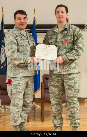 Col. Matthew Davidson (sinistra), comandante del XXIV Special Operations Wing, presenta il personale Sgt. Nicholas P. Jewell, un controller di combattimento nel Kentucky Air National Guard's 123Tattiche speciali Squadron, con la medaglia di stella Bronze durante una cerimonia di Febbraio 7, 2015, al Kentucky Air National Guard Base in Louisville, KY. Jewell guadagnato il premio per il meritorio conseguimento sostenendo l Operazione Enduring Freedom in Afghanistan nel 2014. (U.S. Air National Guard photo by Staff Sgt. Vicky Spesard) Foto Stock