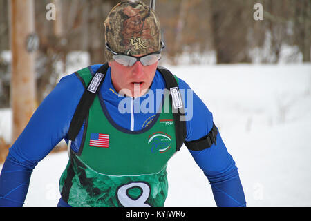 Kentucky guardie unire più di 150 concorrenti provenienti da 24 membri per il quarantesimo annuale National Guard campionati di Biathlon a Camp Ethan Allen Sito di formazione di Gerico, Vt., marzo 1-5, 2015. (U.S. Esercito nazionale Guard photo by Staff Sgt. Scott Raymond) Foto Stock