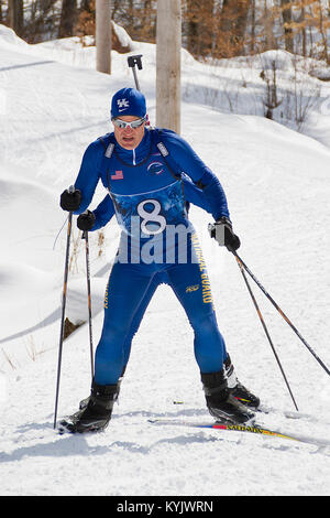 Kentucky guardie unire più di 150 concorrenti provenienti da 24 membri per il quarantesimo annuale National Guard campionati di Biathlon a Camp Ethan Allen Sito di formazione di Gerico, Vt., marzo 1-5, 2015. (U.S. Esercito nazionale Guard photo by Staff Sgt. Scott Raymond) Foto Stock