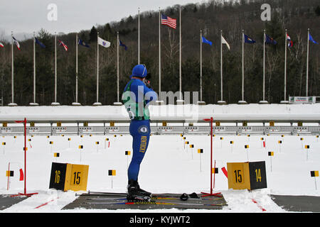 Kentucky guardie unire più di 150 concorrenti provenienti da 24 membri per il quarantesimo annuale National Guard campionati di Biathlon a Camp Ethan Allen Sito di formazione di Gerico, Vt., marzo 1-5, 2015. (U.S. Esercito nazionale Guard photo by Staff Sgt. Scott Raymond) Foto Stock