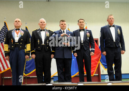 Il Kentucky Air National Guard il sottufficiale dell'anno, Tech. Sgt. Don Yeats (al centro), il mantenimento dei servizi radio artigiano, 123d Tattiche speciali Squadron, è onorata con il Kentucky's Enlsited prestazioni eccezionali Award (K.E.E.P.), durante la premiazione il 14 Marzo a Louisville, Kentucky. L annuale straordinaria Airman e Soldier of the Year Awards cena onori Kentucky migliori aviatori e soldati che sono riconosciuti dai loro coetanei per dedicarsi al benessere e alla sicurezza della nostra nazione. (Foto di Sgt. 1. Classe Gina Vaile-Nelson, 133 MPAD/KYARNG rilasciato) Foto Stock