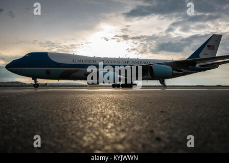 Il presidente Barack Obama transiti attraverso il Kentucky Air National Guard Base in Louisville, KY., a bordo di Air Force One Aprile 2, 2105. Obama è stato in città per lavoro di discus la formazione e la crescita economica nel corso di una visita a Indatus, Louisville basato sulla tecnologia azienda che si concentra sulle applicazioni basate su cloud. (U.S. Air National Guard foto di magg. Dale Greer) Foto Stock