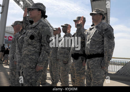 Soldati e avieri del Kentucky Guardia Nazionale ri-enlist sulla seconda strada Ponte 18 Aprile 2015 durante le cerimonie di apertura del tuono su Louisville. Il servizio i membri hanno giurato da Capo delle Guardie Nazionali Bureau, Gen. Frank J. erba. (Foto di Staff Sgt. David Bolton, Affari pubblici specialista, 133Mobile degli affari pubblici distacco, Kentucky esercito nazionale Guard) Foto Stock