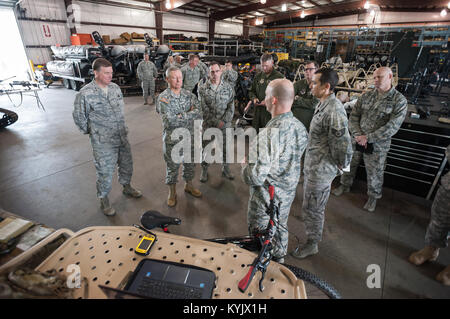 Esercito gen. Frank J. erba (secondo da sinistra), capo della Guardia Nazionale Bureau, riceve una missione breve da membri della 123Tattiche speciali Squadron durante un tour del Kentucky Air National Guard Base in Louisville, KY., 18 aprile 2015. In erba hanno partecipato anche il tuono su Louisville air show aprile 18 come la valutazione del Kentucky di aiutante generale, il Mag. Gen. Edward W. Tonini. Il Kentucky Air Guard fornito supporto logistico per aeromobili militari battenti show, inclusi gli Stati Uniti. Air Force Thunderbirds. (U.S. Air National Guard foto di magg. Dale Greer) Foto Stock