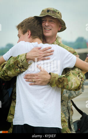 Lt. Col. Scott Ledford, un pilota in 165Airlift Squadron, abbraccia un membro della famiglia durante una cerimonia di homecoming al Kentucky Air National Guard Base in Louisville, KY., 8 luglio 2015. Ledford e 29 altri Kentucky aria guardie restituito da una distribuzione per la zona del Golfo Persico, dove sono stati il supporto di funzionamento della libertà Sentinel dal mese di febbraio. (U.S. Air National Guard foto di Master Sgt. Phil Speck) Foto Stock