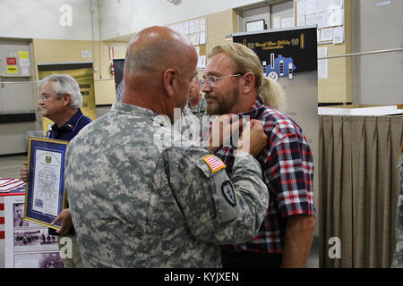 Ritirato Chief Warrant Officer Larry Moore riceve il 2008 Kentucky mandato ufficiale dell'anno encomio durante una festa di compleanno di warrant officer corps in Francoforte, Ky., 9 luglio 2015. (U.S. Esercito nazionale Guard photo by Staff Sgt. Scott Raymond) Foto Stock