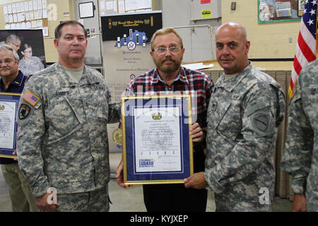 Ritirato Chief Warrant Officer Larry Moore riceve il 2008 Kentucky mandato ufficiale dell'anno encomio durante una festa di compleanno di warrant officer corps in Francoforte, Ky., 9 luglio 2015. (U.S. Esercito nazionale Guard photo by Staff Sgt. Scott Raymond) Foto Stock