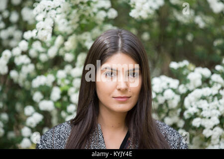 Donna che fuma nel parco Foto Stock