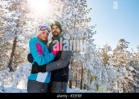 Una giovane coppia in vacanza sciistica in montagna invernale Foto Stock