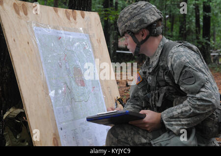 Spc. Adam Dunn, un fante attaccata al primo battaglione 149Reggimento di Fanteria , Kentucky , Guardia nazionale, identifica i simboli topografici sulla mappa durante il test per l'esperto badge di fanteria agosto 5 attraverso il 10 agosto a Fort Pickett, Va. Dunn è stato uno dei tre Kentucky guardie per guadagnare la BEI. (U.S. Esercito nazionale Guard photo by Staff Sgt. Torrenti Lerone Simmons) Foto Stock