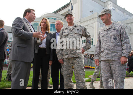 Segretario della Air Force Deborah Lee James uniti il Mag. Gen. Edward W. Tonini, Kentucky di aiutante generale, altri alti funzionari militari e le famiglie dei caduti U.S. I membri del servizio per il sesto sopravvissuti annuale Giornata di gare a Churchill Downs a Louisville, KY., nov. 1, 2015. (U.S. Esercito nazionale Guard photo by Staff Sgt. Scott Raymond) Foto Stock