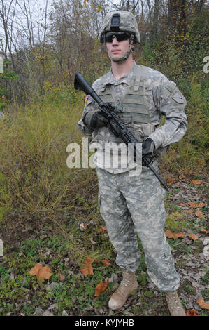 Kentucky Guardia Nazionale Sgt. Christopher Jones, un fante assegnato alla Società Delta, 1° Battaglione, 149fanteria, rappresentato il settantacinquesimo squadrone comando come l'NCO concorrente per il 2016 guerriero migliore concorrenza. Jones è stato il 2015 Kentucky soldato della protezione nazionale dell'anno. (U.S. Esercito nazionale Guard foto di Sgt. 1. Classe Gina Vaile-Nelson, 133MPAD/KYARNG) Foto Stock