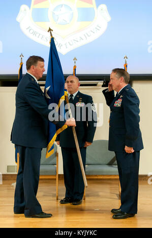 Brig. Gen. Gregorio L. Nelson passa la sua ufficiale generale a bandiera del Kentucky aiutante generale, il Mag. Gen. Edward W. Tonini, Nelson durante il pensionamento di cerimonia al Kentucky Air National Guard Base in Louisville, KY., nov. 8, 2015. Nelson, che più recentemente ha servito come vice direttore per la strategia e politica, di piani e di affari internazionali presso la Guardia Nazionale Bureau, completato più di quaranta anni di fedele servizio a U.S. Air Force e Kentucky Air National Guard. (U.S. Air National Guard foto di Tech. Sgt. Vicky Spesard) Foto Stock