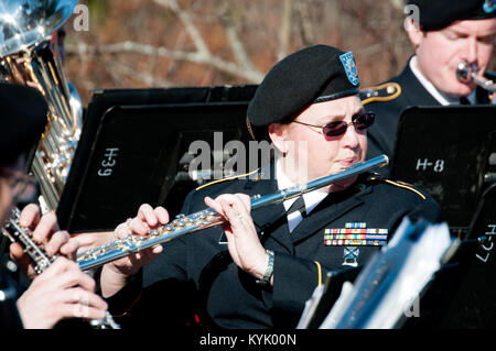 Army Sgt. Shari Kinslow, un bandsman con il 202nd banda dell'Esercito patriottico riproduce musica di sottofondo prima della inaugurazione pubblica di Matt Bevin come il nuovo governatore del Kentucky presso il Capitol Building di Francoforte, Ky. 8 dicembre, 2015. (Guardia Nazionale foto di Staff Sgt. David Bolton, Kentucky Guardia Nazionale) Foto Stock