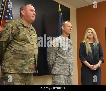 Col Tony Sims riconosciuto Chief Warrant Officer cinque Dave Barker come il primo segnale ufficiale per raggiungere il rango di CW5 durante la sua cerimonia di promozione a Boone Guardia Nazionale nel centro di Francoforte Ky., 18 dicembre 2015. L evento è stato frequentato dalla moglie di onore e di altri illustri ospiti. (Kentucky Guardia Nazionale foto di Walt Leaumont) Foto Stock