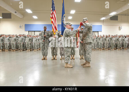 I soldati dell'aviazione 1204th battaglione supporto condurre una cerimonia di inattivazione in Burlington, Ky., gen. 10, 2016. (U.S. Esercito nazionale Guard foto di Sgt. David Cox) Foto Stock