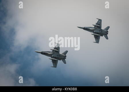 Due Royal Canadian Air Force CF-18 Hornet jet fighter eseguire durante il tuono su Louisville air show nel centro di Louisville, KY., 23 aprile 2016. La manifestazione ha attirato una folla stimata di 725,000 spettatori alle rive del fiume Ohio. (U.S. Air National Guard foto di magg. Dale Greer) Foto Stock