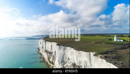 Riprese aeree delle Scogliere Bianche di Dover e il South Foreland faro a Dover, Kent, Regno Unito Foto Stock