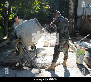 I soldati della Moldava Esercito Nazionale di lavorare fianco a fianco con gli avieri dal Kentucky Air National Guard's 123Ingegnere Civile squadrone a scuola speciale #12 a Chisinau, in Moldavia, Giugno 8, 2016. Più di 35 aviatori dal Kentucky unità sono il rinnovamento di questa istituzione, che è l unica scuola in Moldova appositamente per persone non udenti e con esigenze speciali agli studenti. Il progetto umanitario è una collaborazione con l'Ufficio di cooperazione della difesa degli Stati Uniti e Comando europeo, con fondi essendo fornita dal National Guard Bureau. (U.S. Air National Guard foto di Tech. Sgt. Vicky Spesard) Foto Stock