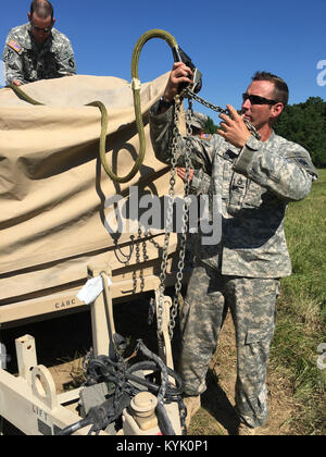 Sgt. 1. Classe Jeven Keding, un plotone sergente con Alfa batteria, 2° Battaglione, campo 138th artiglieria, prepara uno standard di comando integrato sistema di post (SICPS) da imbracare caricato da un UH-60 Blackhawk in preparazioni per un battaglione circolazione durante la formazione annuale a Fort Knox, Kentucky, 16 giugno 2016. (US Army National Guard Foto di magg. Carla Raisler) Foto Stock