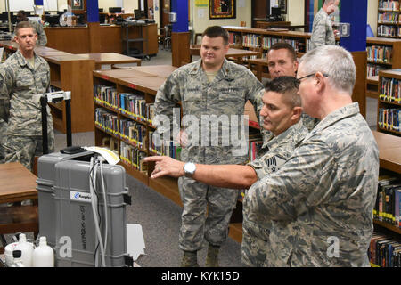 Col. David Mounkes, comandante del Kentucky Air National Guard's 123Airlift Wing, tours Graves County High School Luglio 22, 2016 in Mayfield, Ky., dove medici di Bluegrass disponibilità innovative di formazione è in corso. Il Kentucky Air Guard, U.S. Navy Reserve, e altre unità militari stanno collaborando con il Delta Autorità Regionale di offrire medical, visione e cure dentarie a nessun costo per i residenti di Mayfield e altri due Western Kentucky posizioni dal 18 luglio al 27 come parte dell'evento di formazione. (U.S. Air National Guard foto da 1Lt. James W. Killen) Foto Stock