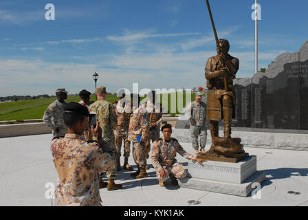 Membri del Gibuti visite militari soldati del Kentucky la Guardia Nazionale a Francoforte, Ky., Agosto 2016. (Foto di Capt. Aaron VanSickle) Foto Stock