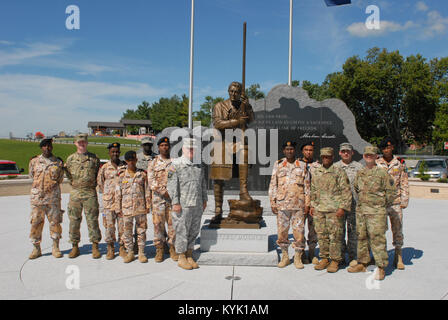 Membri del Gibuti visite militari soldati del Kentucky la Guardia Nazionale a Francoforte, Ky., Agosto 2016. (Foto di Capt. Aaron VanSickle) Foto Stock