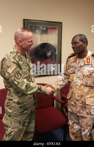 Membri del Gibuti visite militari soldati del Kentucky la Guardia Nazionale a Francoforte, Ky., Agosto 2016. (Foto di Capt. Aaron VanSickle) Foto Stock