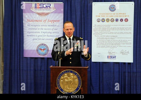 Il Mag. Gen. Stephen Hogan parla durante una dichiarazione di supporto firma con il Kentucky del datore di lavoro il supporto della Guardia e riservare al Campidoglio a Francoforte, Ky. sett. 23, 2016. (U.S. Esercito nazionale Guard photo by Staff Sgt. Scott Raymond) Foto Stock